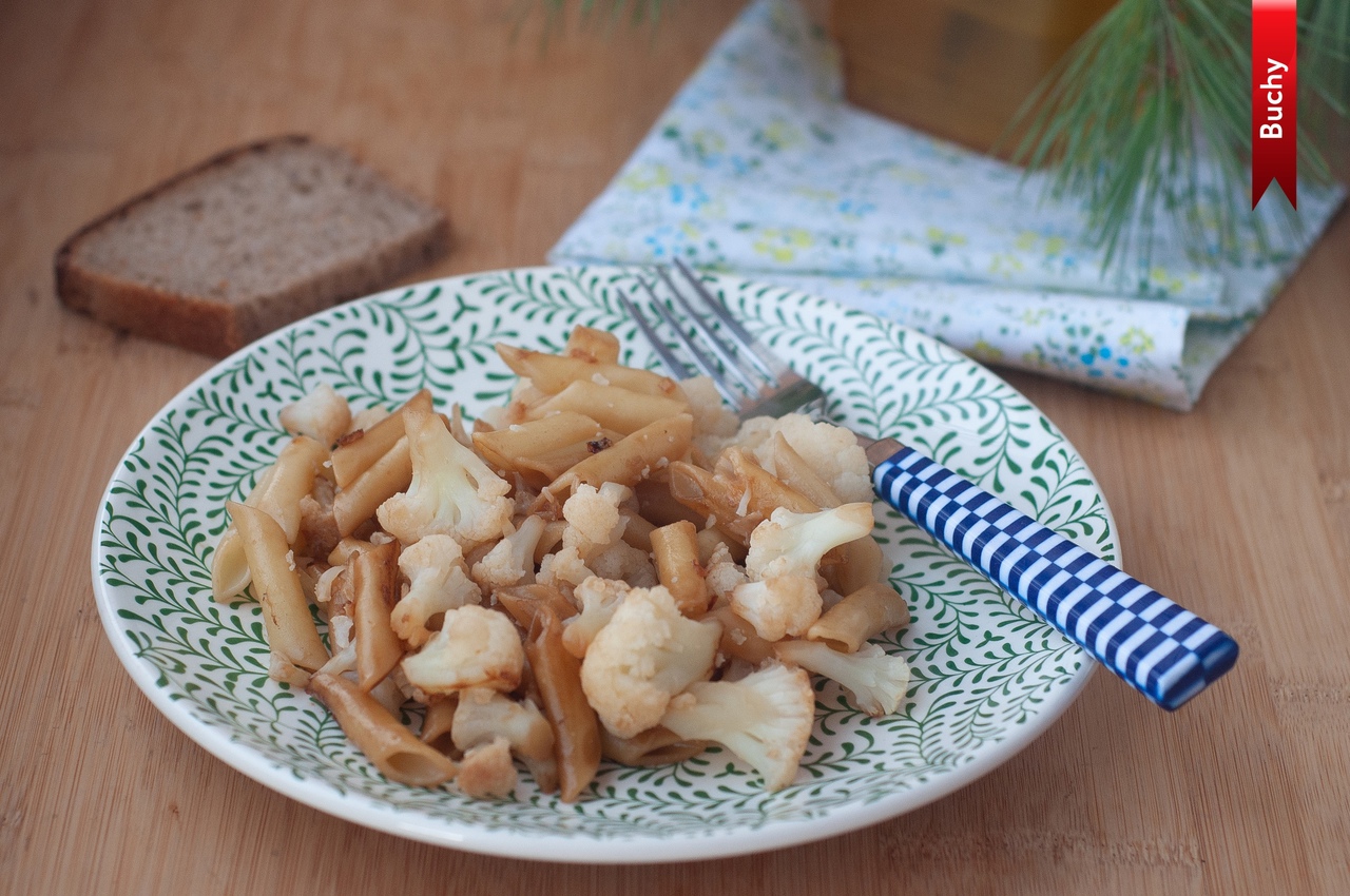 Макароны с цветной капустой и соевым соусом