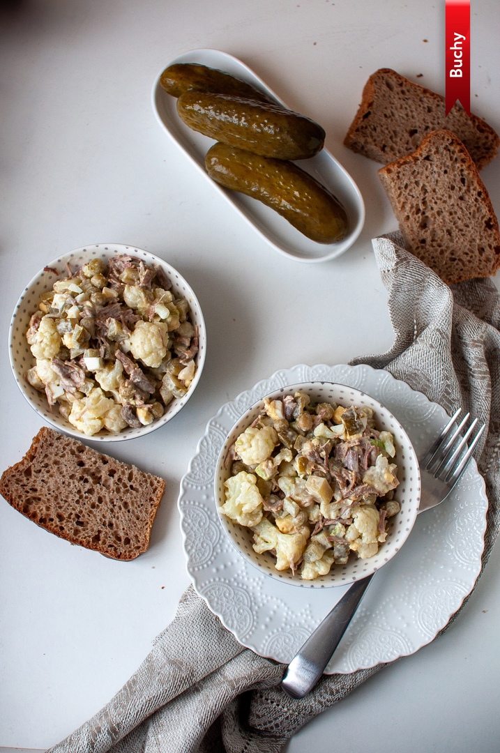 Салат с цветной капустой, авокадо и мясом