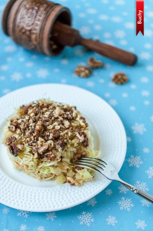 Салат с капустой, сельдереем и орехами