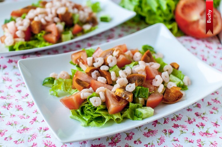 Салат с креветками, хурмой и овощами