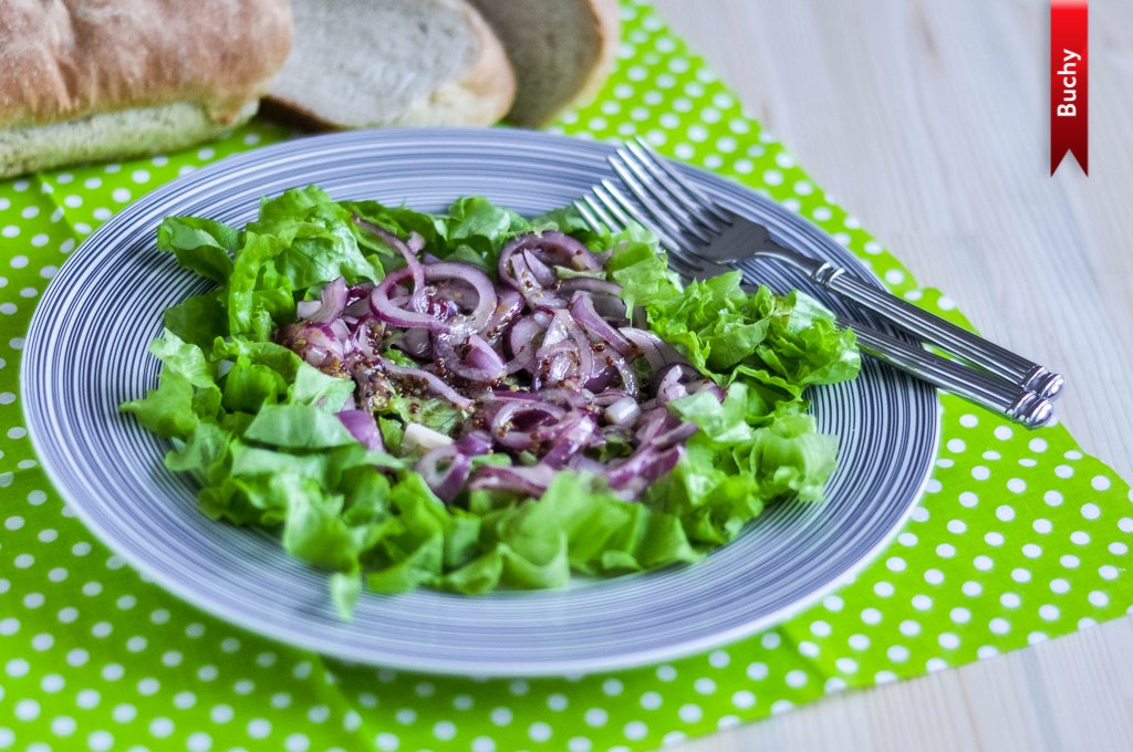 Салат с луком и заправкой из зерновой горчицы