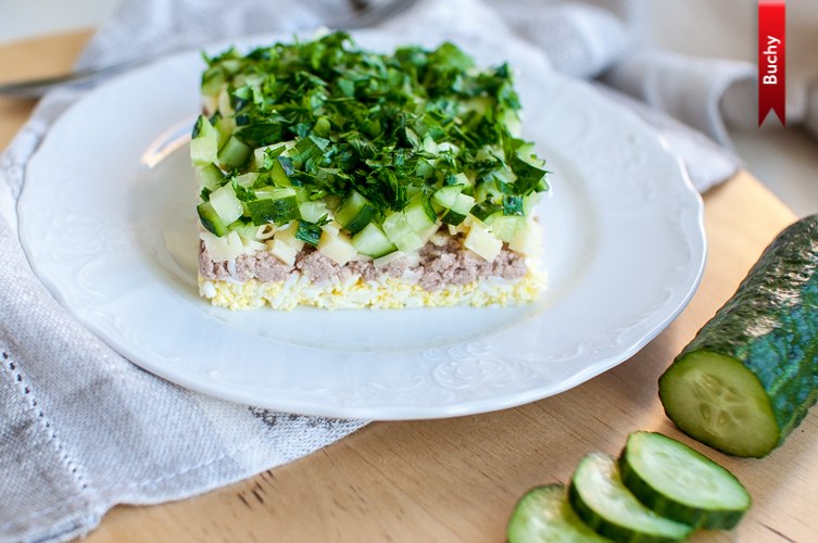 Салат из печени трески с огурцами и зеленью по Дюкану