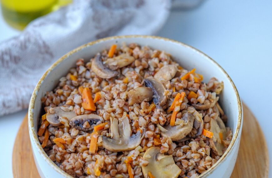 Гречка с грибами в сковороде