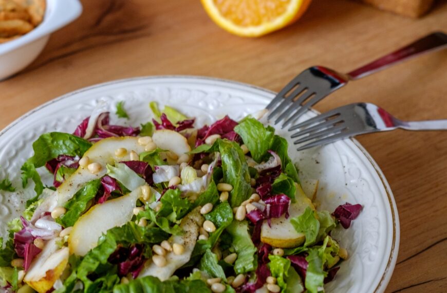 Свежий салат с грушей и кедровыми орешками