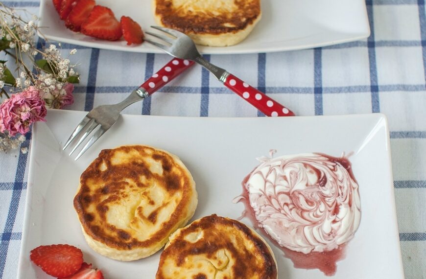 Подборка рецептов сырников. Есть и классические сырники на сковороде, есть и запеченные в духовке, а можно приготовить один большой сырник, которого хватит на всех. Готовьте с удовольствием!