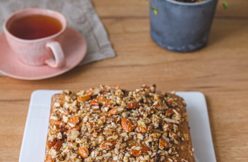 Постный пирог с орехами в сиропе