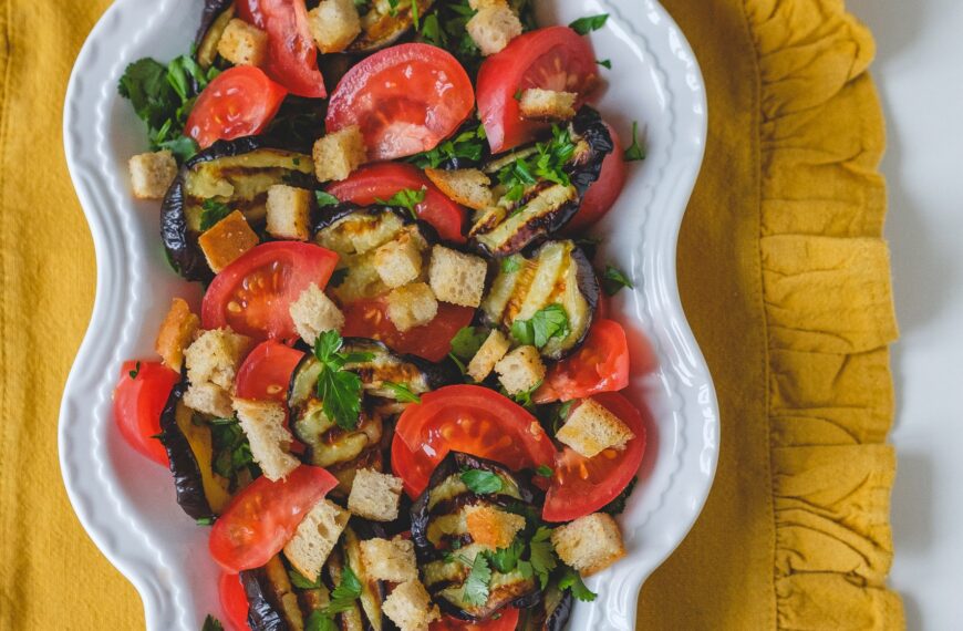 Салат из баклажанов-гриль, помидоров и крутонов