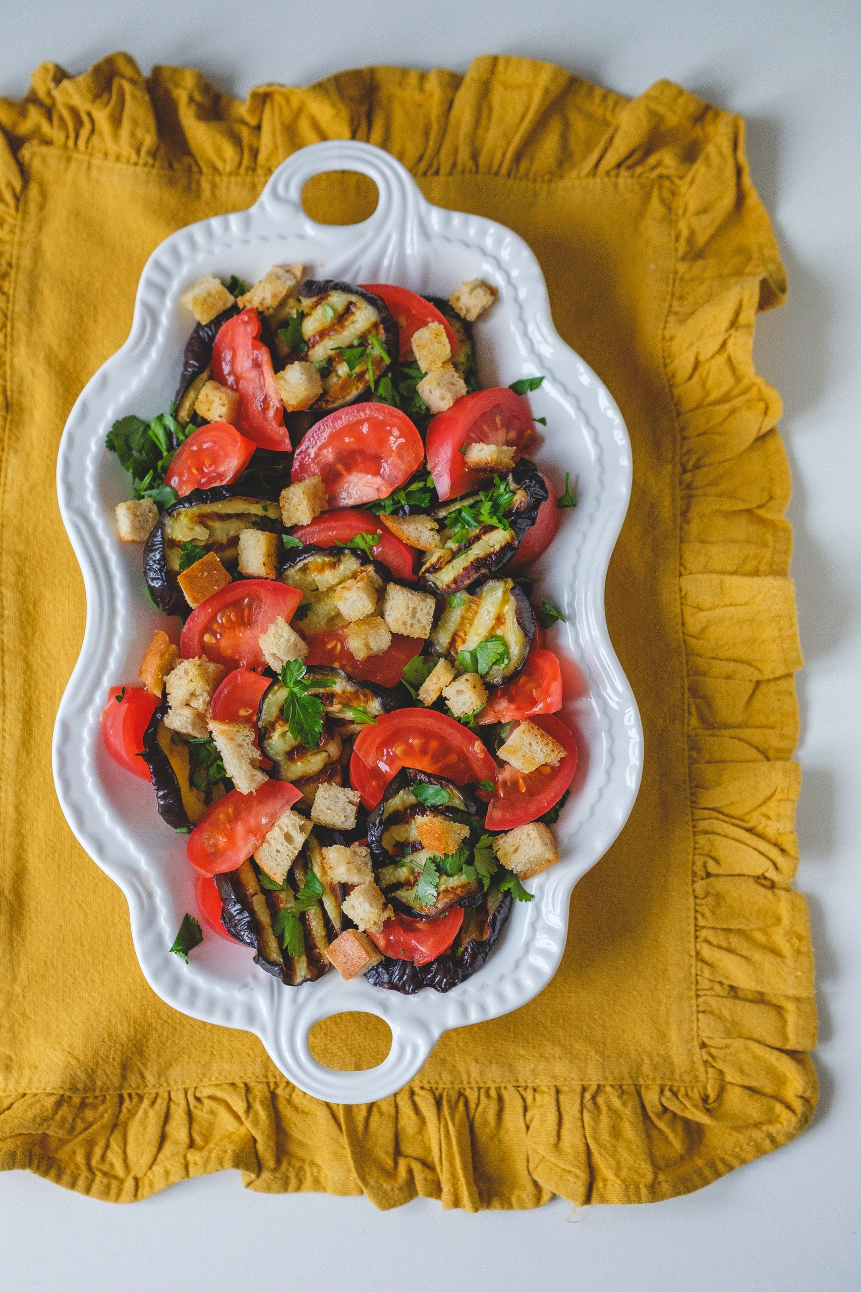 Салат из баклажанов-гриль, помидоров и крутонов