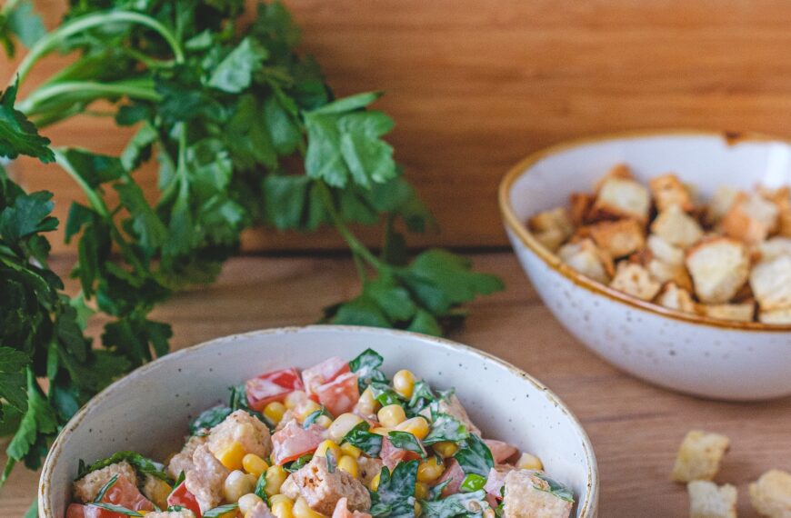 Салат из кукурузы, помидоров и сухариков