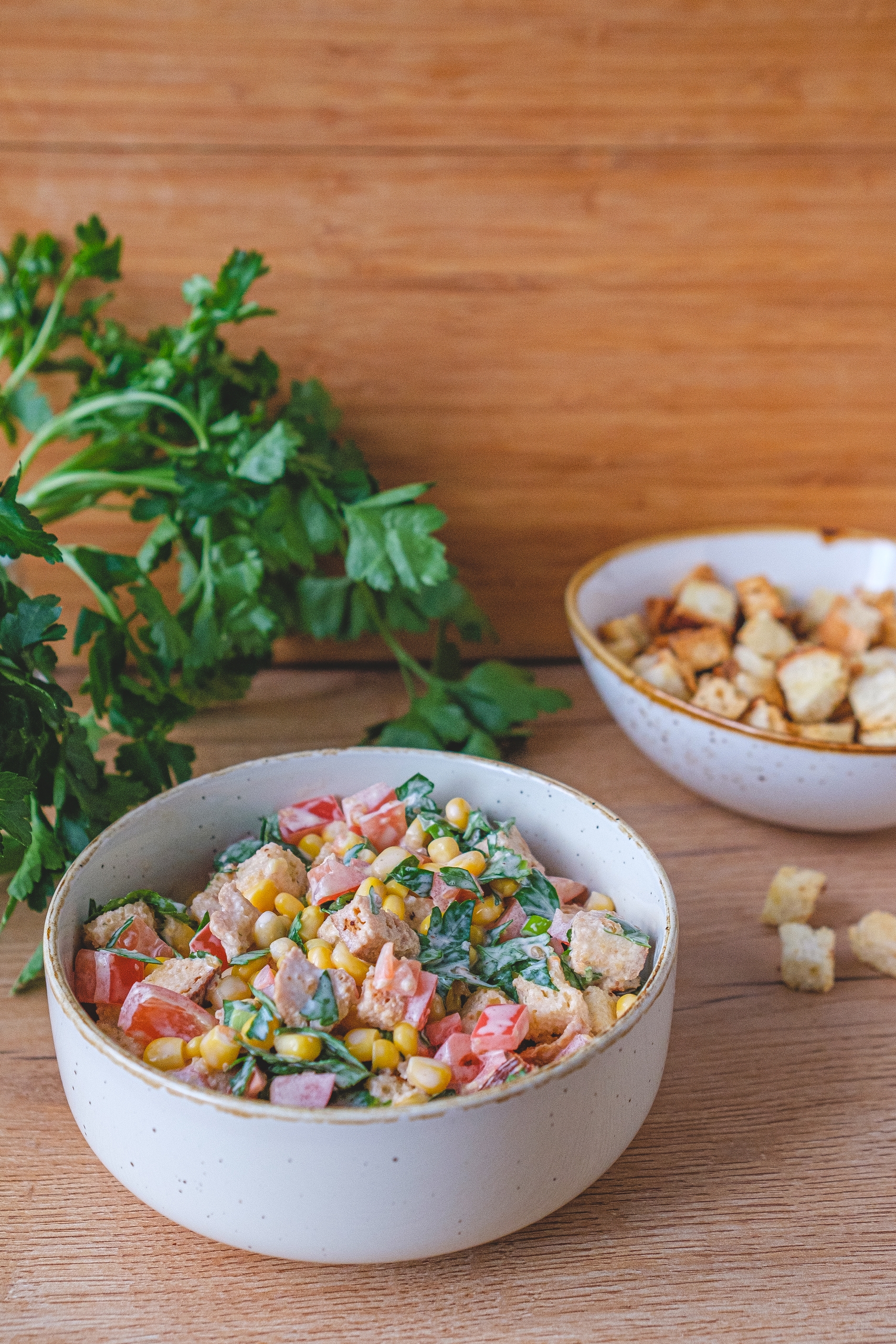 Салат из кукурузы, помидоров и сухариков