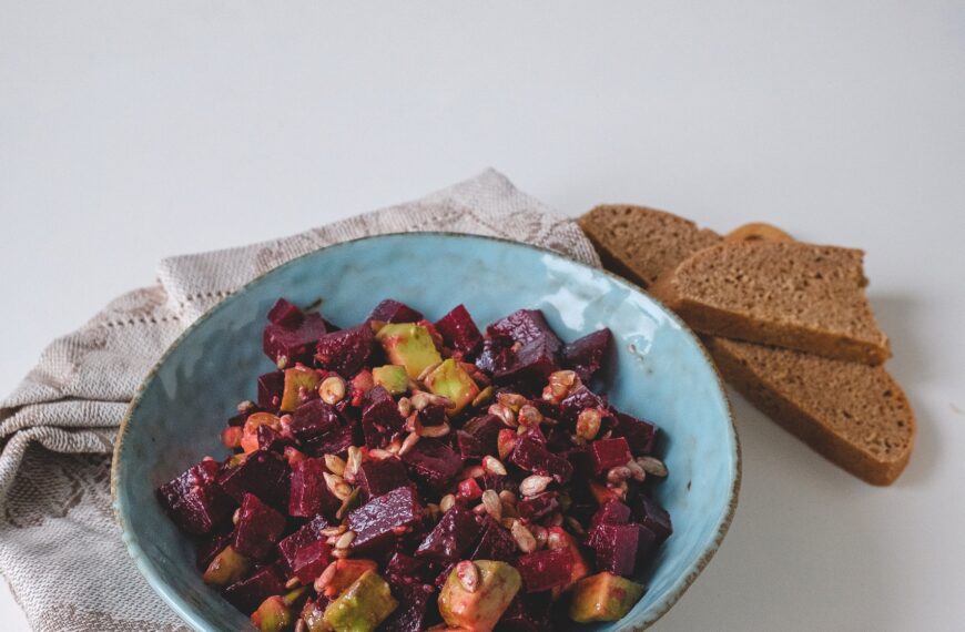 Салат из свёклы с авокадо и семечками подсолнечника