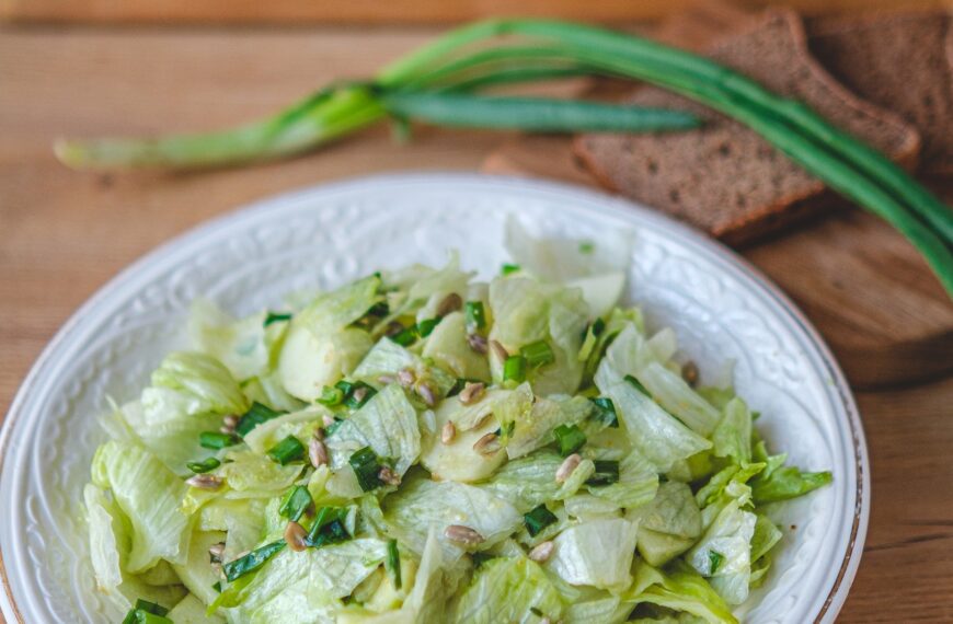 Салат с айсбергом, яблоком и заправкой с абрикосовым вареньем