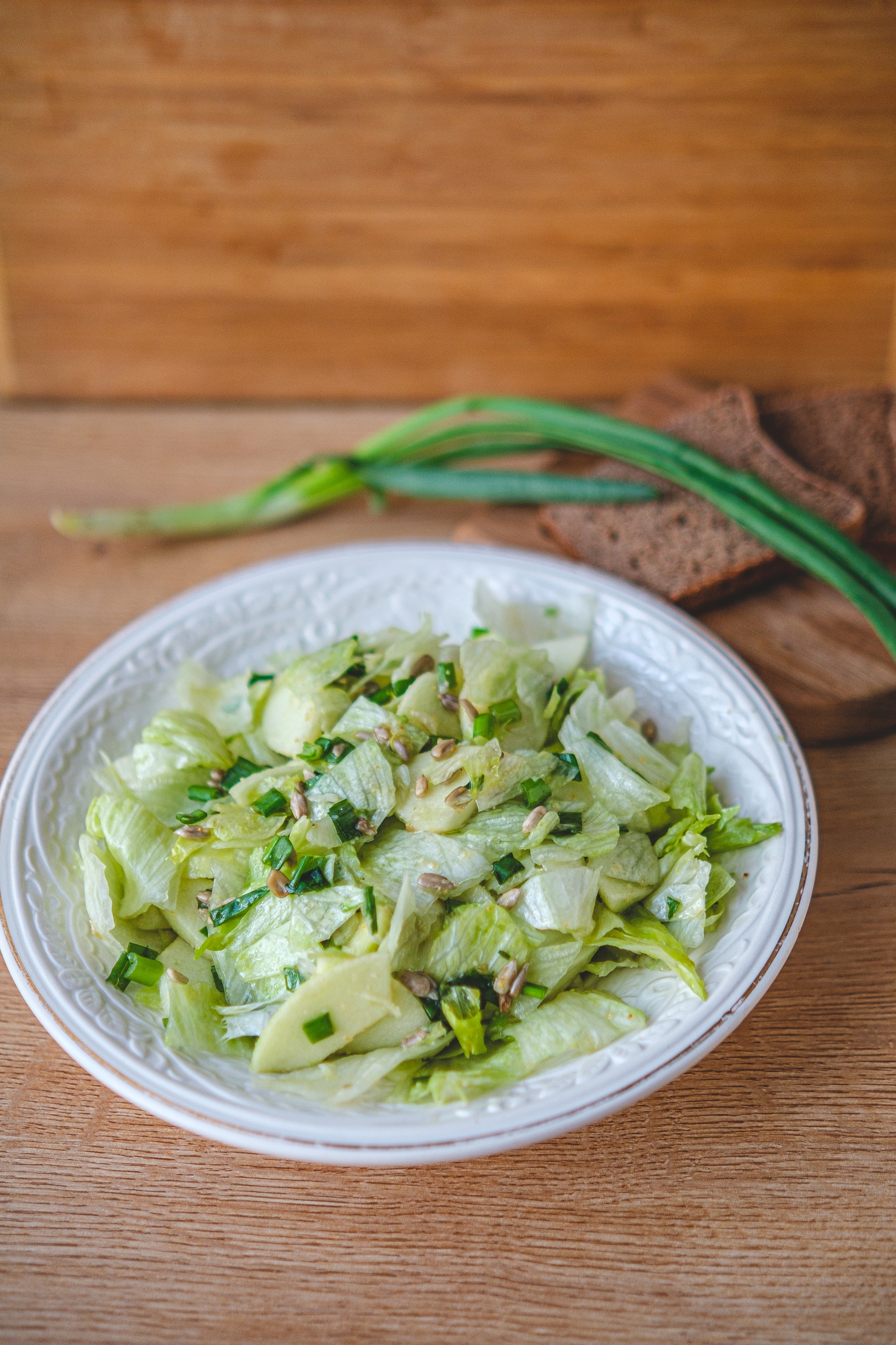 Салат с айсбергом, яблоком и заправкой с абрикосовым вареньем