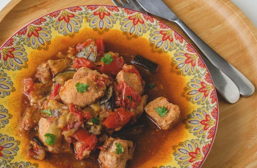 Тушеная курица с баклажанами и помидорами
