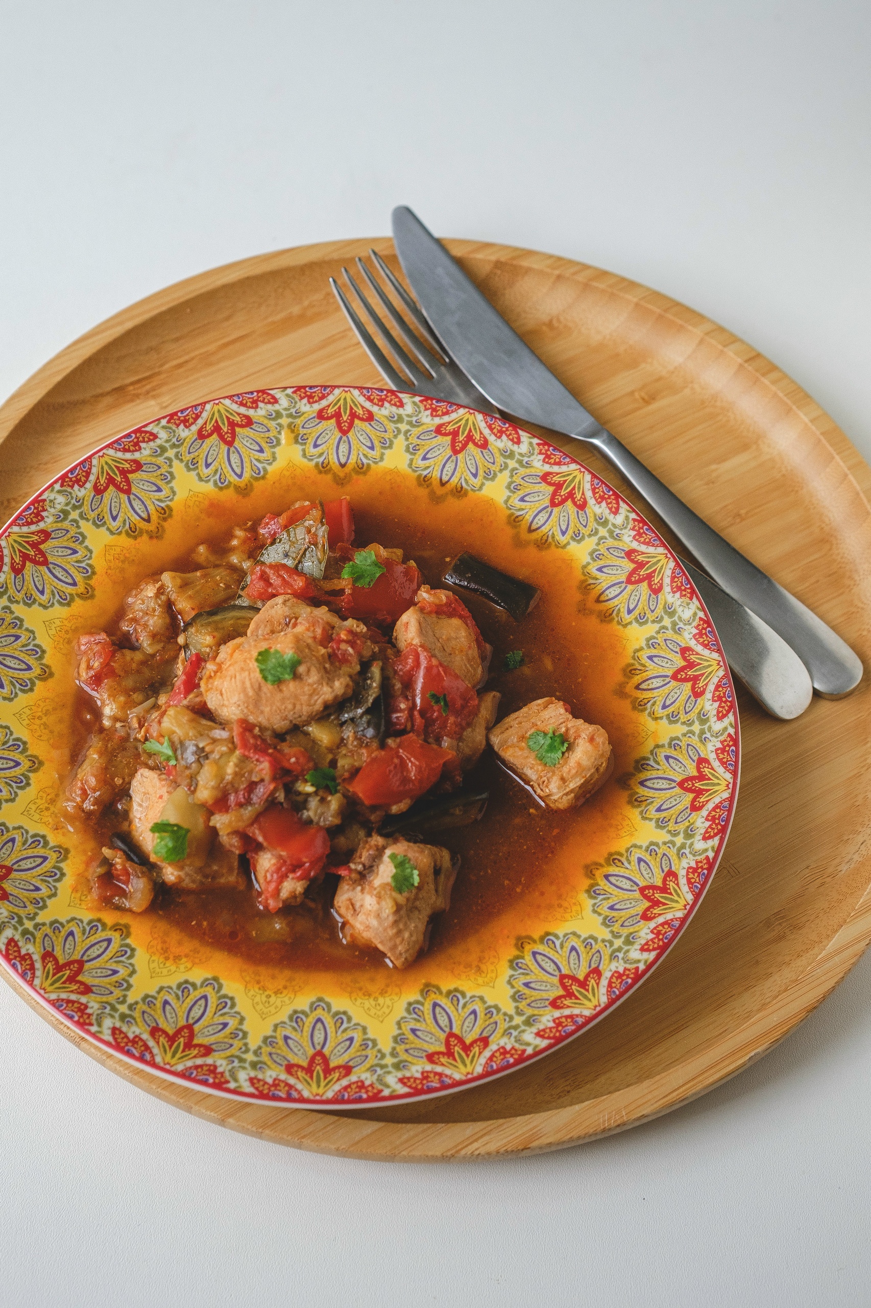 Тушеная курица с баклажанами и помидорами