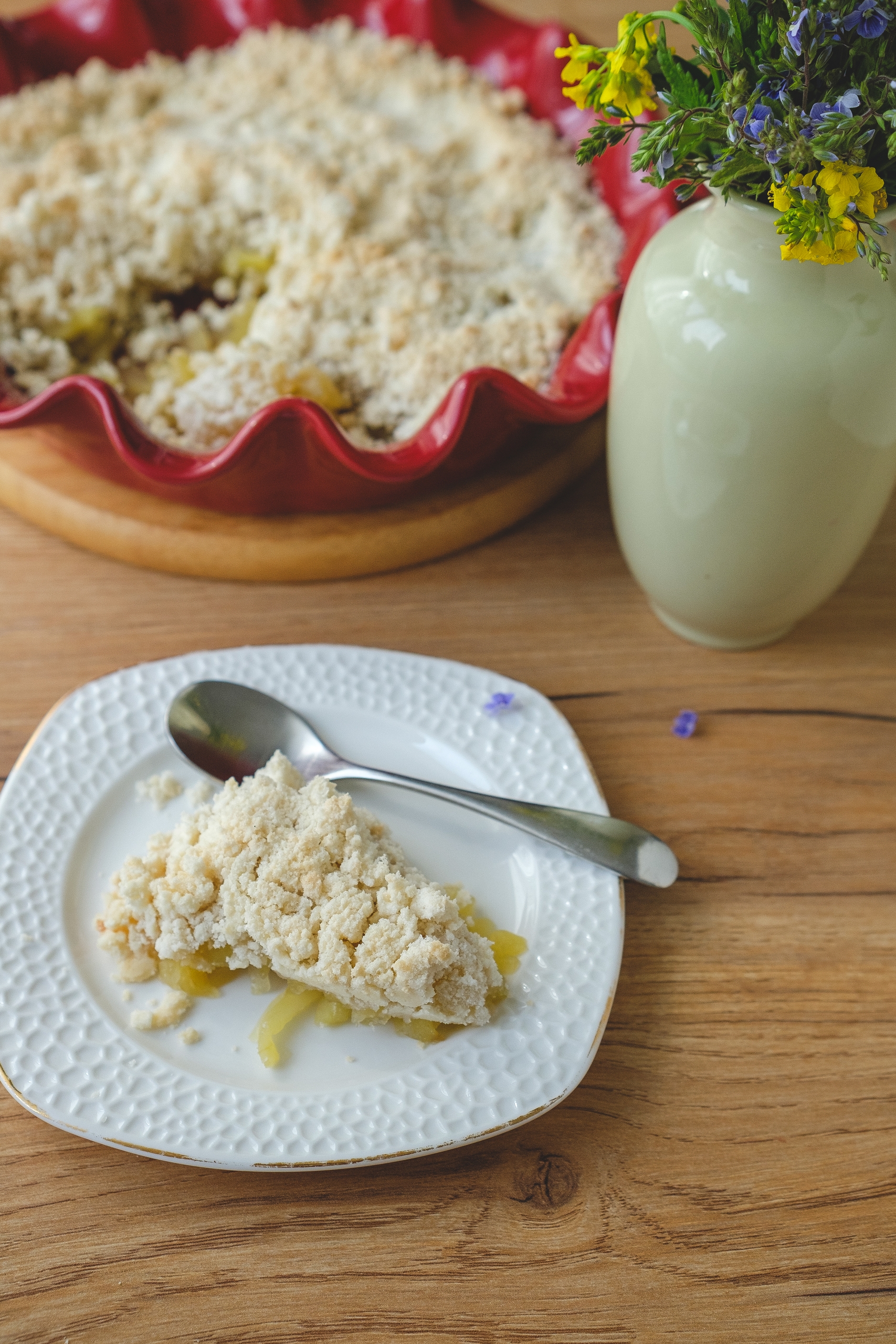 Запечённые яблоки под крошкой