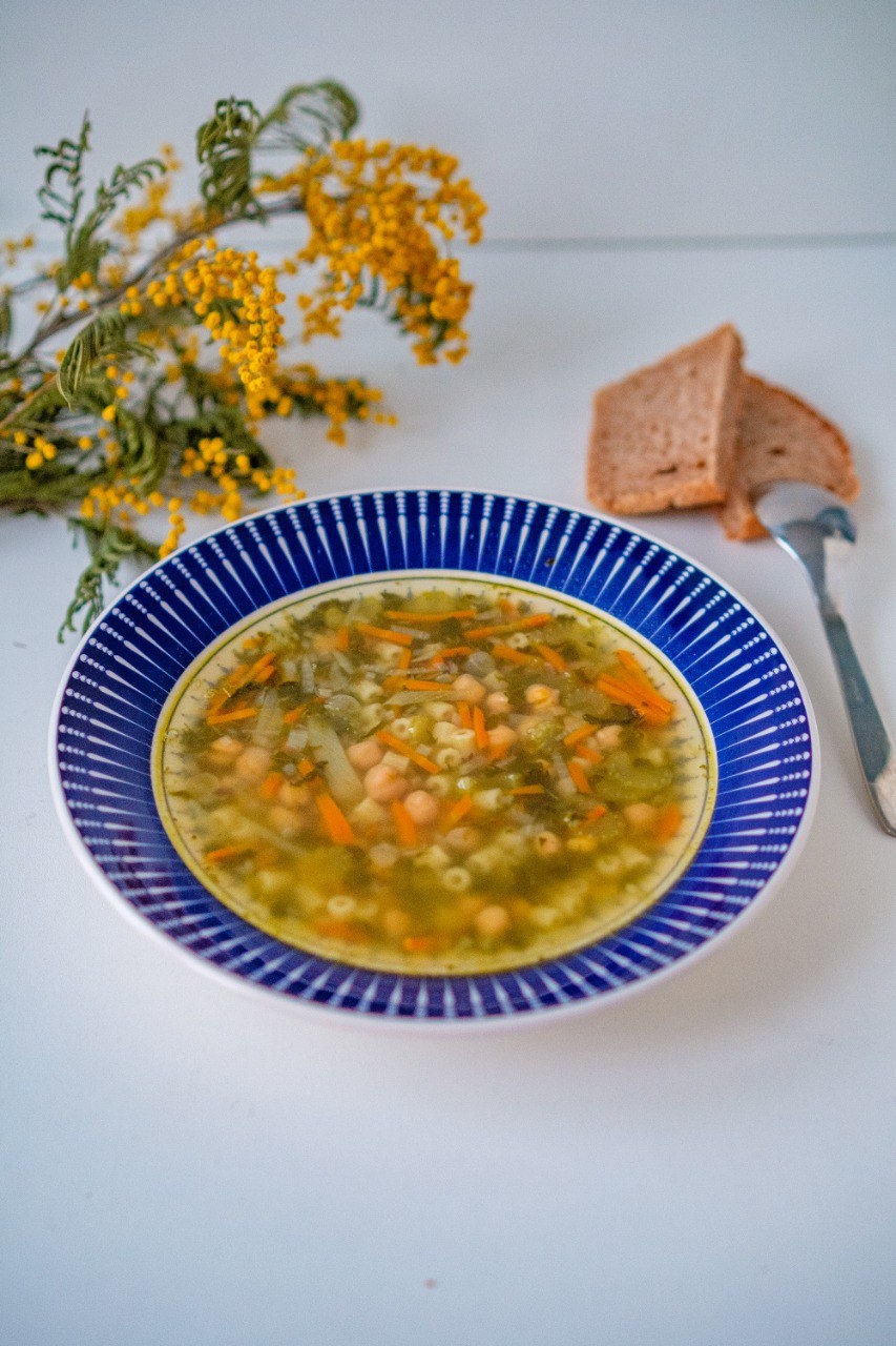 Бобовые в супах — это не только вкусно, но и сытно! Мы собрали для вас подборку ароматных супов с фасолью, чечевицей и нутом, которые согреют и насытят. Выбирайте рецепт по душе и готовьте с удовольствием!1